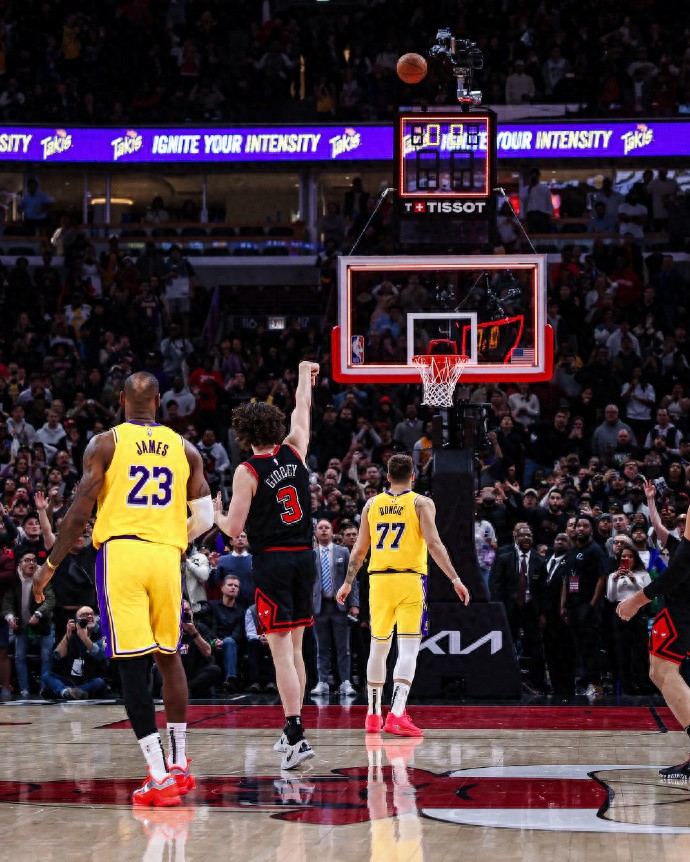 湖人被半场压哨绝杀！最后的12.6秒，太离谱啦！