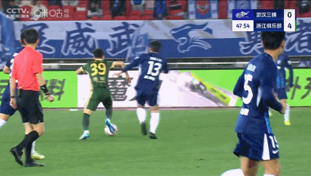 郑凯木身后绊倒+踩中王钰栋脚踝 赛后社媒遭大量球迷辱骂