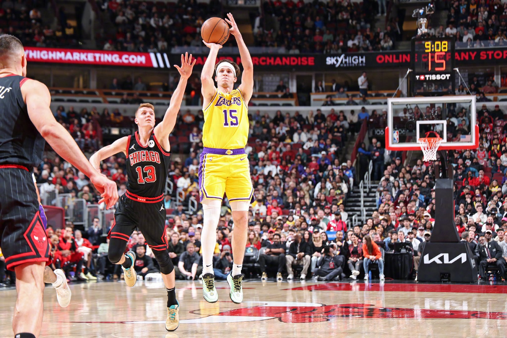 12秒3记三分公牛逆转湖人！詹姆斯致命失误 吉迪三双送出超远绝杀